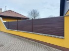 Hliníkový plot vodorovný okenicový ALUSTYLE, vzor AL 02, barva hnědá, rámy bran a sloupky ocelové - barva hnědá RAL 8017