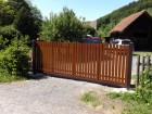 Hliníkový plot svislý plaňkový ALUSTYLE, vzor AL 05, barva dekor dřeva, rámy bran a sloupky ocelové - barva hnědá RAL 8019