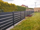 Hliníkový plot vodorovný plaňkový ALUSTYLE, vzor AL 04, barva šedá antracit, rámy bran a sloupky ocelové - barva šedá grafitová RAL 7016