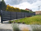 Hliníkový plot vodorovný plaňkový ALUSTYLE, vzor AL 04, barva šedá antracit, rámy bran a sloupky ocelové - barva šedá grafitová RAL 7016