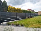 Hliníkový plot vodorovný plaňkový ALUSTYLE, vzor AL 04, barva šedá antracit, rámy bran a sloupky ocelové - barva šedá grafitová RAL 7016