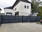Hliníkový plot vodorovný plaňkový ALUSTYLE, vzor AL 04, barva šedá antracit, rámy bran a sloupky ocelové - barva šedá grafitová RAL 7016