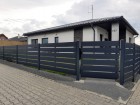 Hliníkový plot vodorovný plaňkový ALUSTYLE, vzor AL 04, barva šedá antracit, rámy bran a sloupky ocelové - barva šedá grafitová RAL 7016