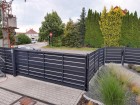 Hliníkový plot vodorovný plaňkový ALUSTYLE, vzor AL 04, barva šedá antracit, rámy bran a sloupky ocelové - barva šedá grafitová RAL 7016