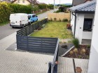 Hliníkový plot vodorovný plaňkový ALUSTYLE, vzor AL 04, barva šedá antracit, rámy bran a sloupky ocelové - barva šedá grafitová RAL 7016