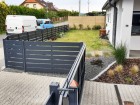 Hliníkový plot vodorovný plaňkový ALUSTYLE, vzor AL 04, barva šedá antracit, rámy bran a sloupky ocelové - barva šedá grafitová RAL 7016