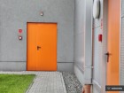 Plechové dveře venkovní, zárubeň ocelová, barva oranžová 2003