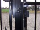 Kovová posuvná brána VARIO, vzor AW.10.84, barva černá mat RAL 9005 - detail zámku a madla při ručním ovládání brány