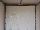 Sekční garážová vrata s průchozími dveřmi