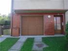 Sekční garážová vrata s průchozími dveřmi, design lamela, fólie dekor zlatý dub