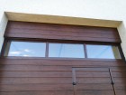 Sekční vrata UniPro s průchozími dveřmi, celoprosklený panel, design nízká lamela, fólie dekor ořech