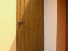 Garážové dveře z trapézového plechu, design svislá lamela, fólie dekor zlatý dub