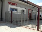 Kovový plot CLASSIC, vzor AW.10.06, barva šedá RAL 7030 a červená RAL 3005