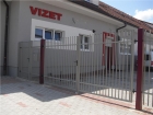 Kovový plot CLASSIC, vzor AW.10.06, barva šedá RAL 7030 a červená RAL 3005